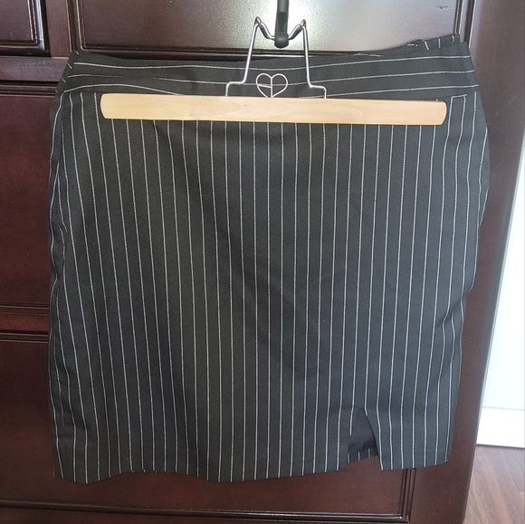 NWOT H&M blackpink collection mini pinstriped skirt with side slit - Picture 6 of 11